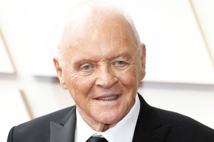 Anthony Hopkins Gives Impromptu Piano Performance in Empty Hotel Lobby